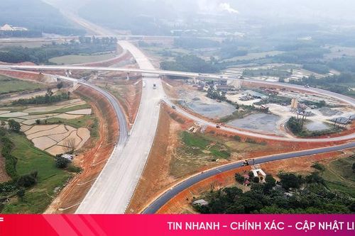Thảm nhựa nút giao kết nối cao tốc Bắc - Nam với Kỳ Anh