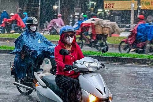 TP Hồ Chí Minh: Mưa trái mùa đột ngột sau một ngày nắng không gợn mây