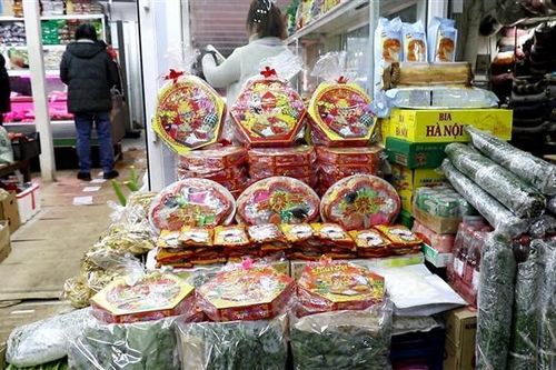 Người Việt đi chợ Tết ở xứ sở Bạch Dương