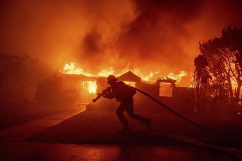 Thảm họa cháy rừng Los Angeles: Người đàn ông kể bí quyết cứu 7 ngôi nhà giữa biển lửa