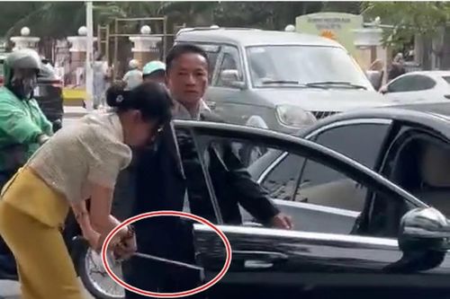 Hoang mang vụ lái xe Mercedes rút kiếm 'dọa' nhân viên môi trường