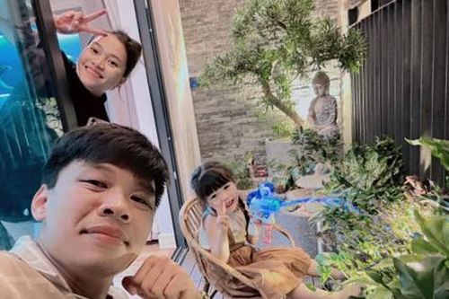 Trung Ruồi 'Táo quân' có cuộc sống bình dị, hạnh phúc bên vợ xinh đẹp là diễn viên múa