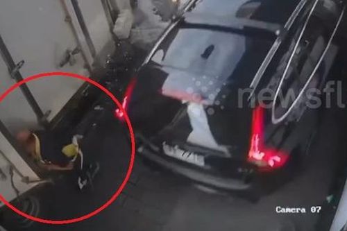 Nhân viên giao sữa thoát chết thần kỳ trước đầu 'ô tô điên'