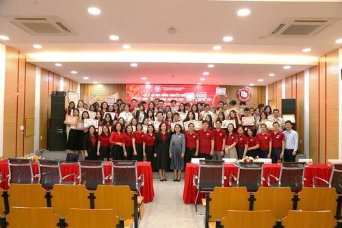 Sinh viên Cơ sở II Trường Đại học Ngoại thương xuất sắc nhận học bổng dịp Tết nguyên đán