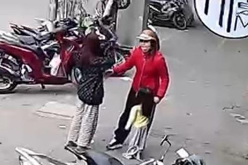 Giây phút người dân phát hiện bé gái nghi bị bắt cóc ở Hải Phòng