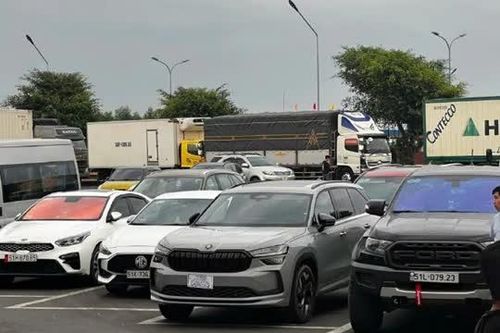 Skoda Kodiaq 2025 bất ngờ xuất hiện tại Việt Nam, gương mặt mới cạnh tranh Hyundai SantaFe, Ford Everest