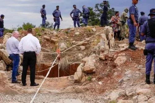 Ít nhất 100 thợ mỏ tử vong do mắc kẹt dưới mỏ ở Nam Phi