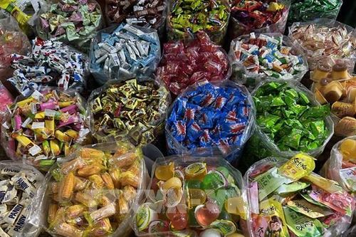 Người dân cẩn trọng với thực phẩm không rõ nguồn gốc dịp Tết Nguyên đán