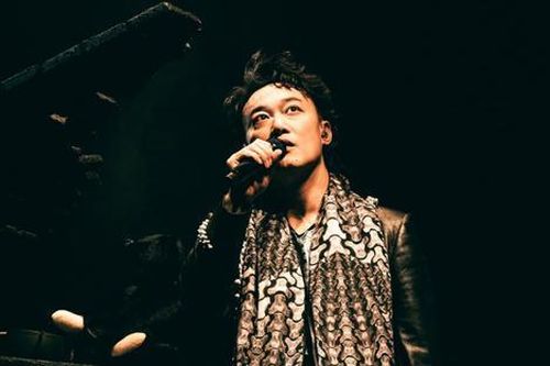 Nam ca sĩ đột ngột thông báo hủy show dù vé đã bán hết