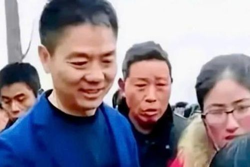 Từ học trò nghèo được dân làng nuôi, tỷ phú về quê tặng món quà triệu đô