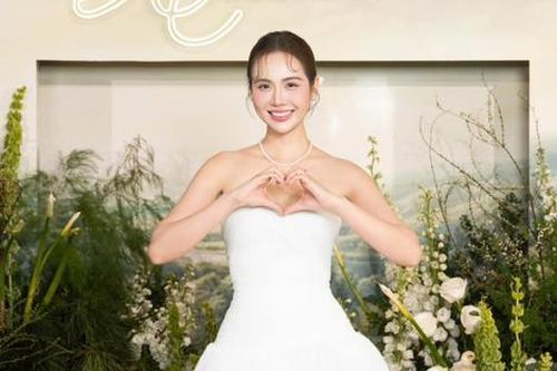 Huyền Lizzie diện váy cưới trắng, khoe cặp 'tuyết lê' lấp ló