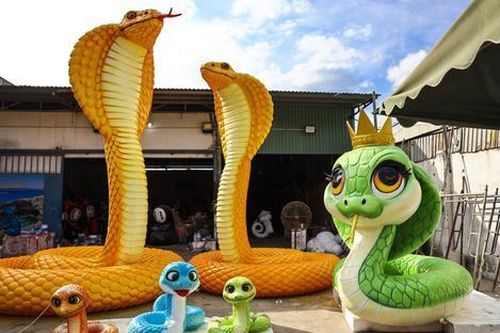 Cận cảnh linh vật rắn khổng lồ có giá 500 triệu đồng tại TPHCM
