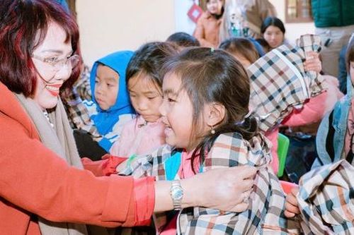 Lào Cai: Hiệp hội Nữ doanh nhân Việt Nam trao quà cho học sinh, phụ nữ khó khăn