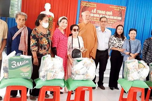 Chùa Bửu Sơn trao tặng 200 phần quà Tết cho xã Ô Lâm và An Tức