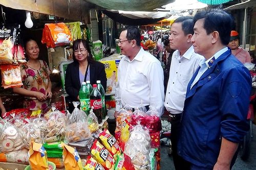 Kiểm tra bình ổn thị trường trên địa bàn huyện Tri Tôn