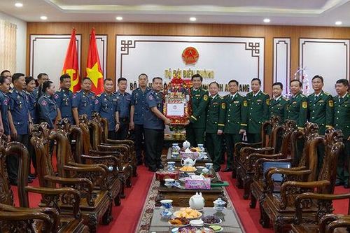 Hiến binh tỉnh Kandal chúc Tết Bộ Chỉ huy Bộ đội Biên phòng tỉnh An Giang