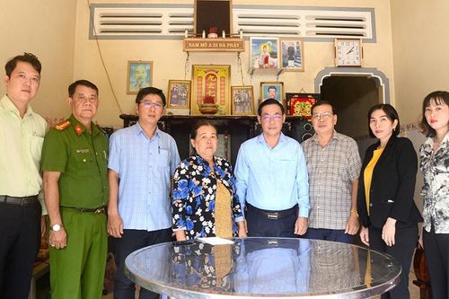 Bí thư Huyện ủy Châu Phú chúc Tết gia đình chính sách