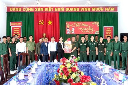 Bí thư Huyện ủy An Phú chúc Tết lực lượng quản lý, bảo vệ biên giới