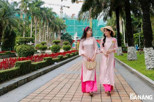 Áo dài rộn ràng xuống phố đón Tết sớm