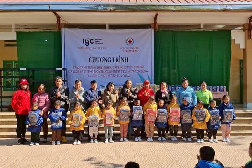Trao tặng quà, thiết bị học tập cho học sinh 4 điểm trường tại Mường Chà, Tuần Giáo