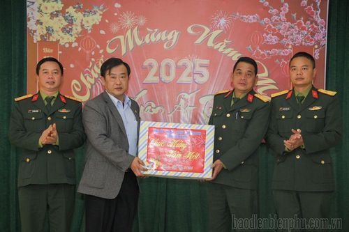 Phó Chủ tịch UBND tỉnh Vừ A Bằng thăm, chúc tết tại huyện Điện Biên Đông