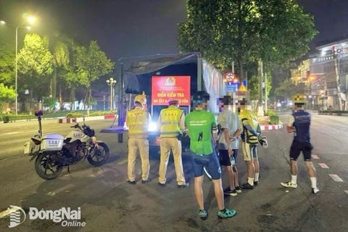 Lập biên bản 13 người đi xe đạp vào đường cấm trên đường Nguyễn Ái Quốc vào rạng sáng 14-1