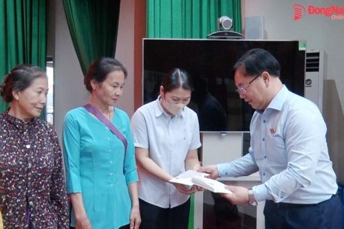 Đoàn Đại biểu quốc hội tỉnh thăm, tặng quà gia đình chính sách, gia đình chiến sĩ hi sinh khi diễn tập phòng thủ