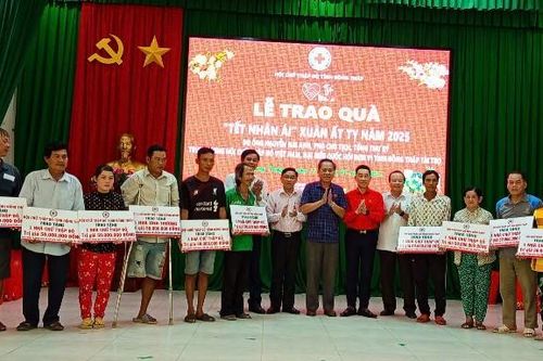Trao tặng quà cho người nghèo, người có hoàn cảnh khó khăn tại tỉnh Đồng Tháp