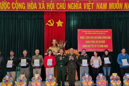Pleiku: Thăm, tặng quà 242 gia đình công dân đang phục vụ tại ngũ