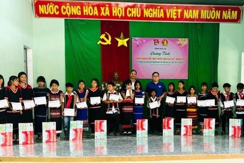 Bàn giao công trình 'Nhà nội trú cho em' cho Trường Phổ thông dân tộc bán trú Tiểu học và THCS Nguyễn Khuyến