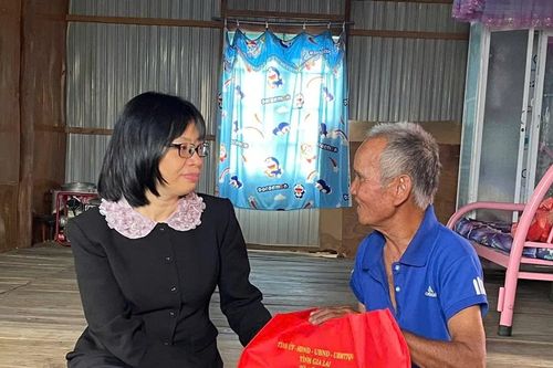 Phó Chủ tịch UBND tỉnh Nguyễn Thị Thanh Lịch thăm, chúc Tết gia đình người có công tiêu biểu tại huyện Phú Thiện