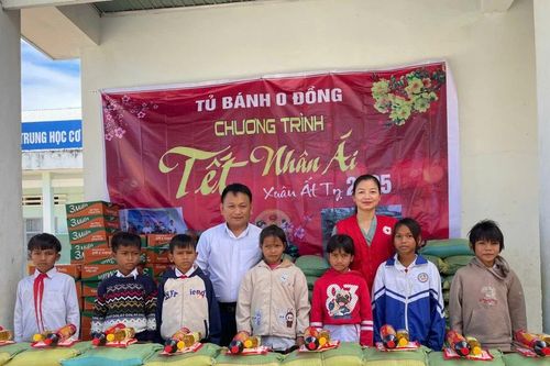 'Tủ bánh mì 0 đồng' mang Tết nhân ái đến với học sinh nghèo