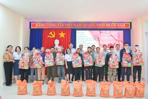 Báo Khánh Hòa và các đơn vị, doanh nghiệp tặng 130 suất quà Tết cho hộ nghèo xã Suối Cát