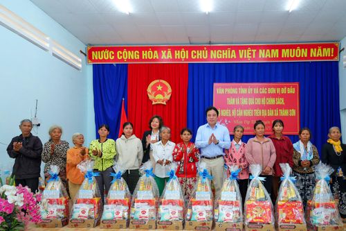 Phó Bí thư Thường trực Tỉnh ủy Nguyễn Khắc Toàn thăm, tặng quà người dân xã Thành Sơn