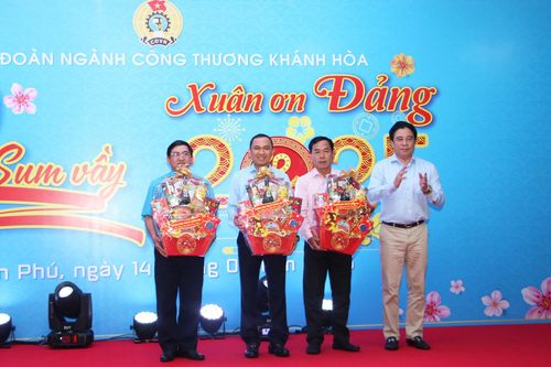Chương trình 'Tết sum vầy - Xuân ơn Đảng' tại Cụm công nghiệp Diên Phú