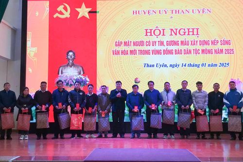Hội nghị gặp mặt người có uy tín vùng đồng bào dân tộc Mông
