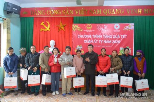 Lãnh đạo HĐND tỉnh thăm, tặng quà Tết Nhân ái Xuân Ất Tỵ năm 2025 tại huyện Cao Lộc và huyện Hữu Lũng
