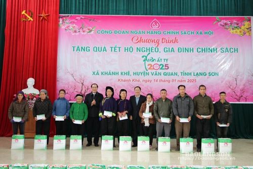 Công đoàn Ngân hàng Chính sách xã hội Việt Nam tặng quà tết cho hộ nghèo, gia đình chính sách tại xã Khánh Khê, huyện Văn Quan