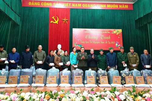 Trao tặng 120 suất quà cho các hộ nghèo, cận nghèo, hộ khó khăn tại xã Mai Pha