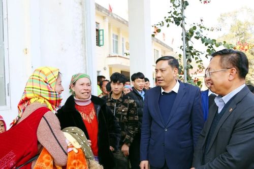 Phó Bí thư Tỉnh ủy Hoàng Giang thăm, tặng quà tết Đảng bộ, chính quyền và Nhân dân xã Lùng Khấu Nhin