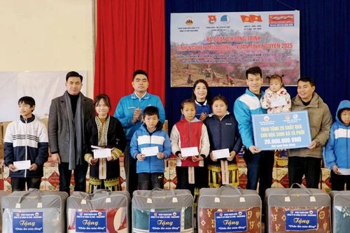 Nhiều suất quà được trao tặng tại chương trình Tình nguyện mùa Đông và Xuân tình nguyện 2025