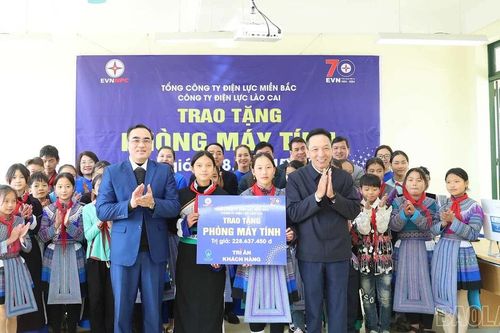 Công ty Điện lực Lào Cai trao tặng công trình thắp sáng làng quê và phòng học máy tính tại huyện Mường Khương