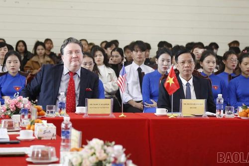 Đoàn công tác Đại sứ quán Hoa Kỳ tại Việt Nam trò chuyện với học sinh, sinh viên Trường Cao đẳng Lào Cai và Trường THPT Chuyên tỉnh Lào Cai