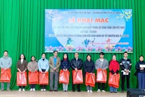 Lạc Dương: Trao quà Tết và vé xe cho CNVCLĐ có hoàn cảnh khó khăn