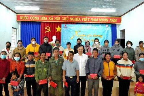 Di Linh: Trao 150 phần quà Tết cho người dân xã Sơn Điền