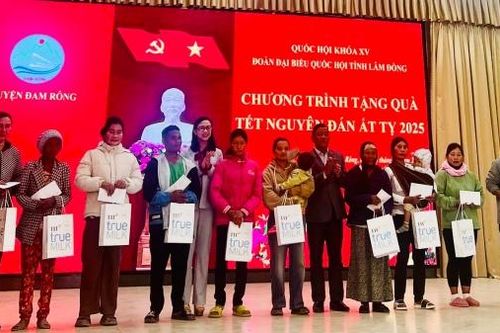 Đoàn ĐBQH Lâm Đồng thăm và tặng quà Tết Ất Tỵ 2025 cho hộ gia đình chính sách