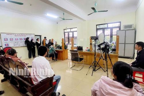 Người dân thành phố Hoa Lư khẩn trương đi làm các thủ tục hành chính sau sáp nhập