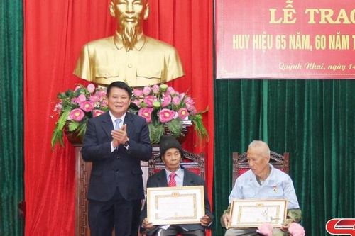 Đồng chí Phó Bí thư Thường trực Tỉnh ủy trao Huy hiệu Đảng tại huyện Quỳnh Nhai