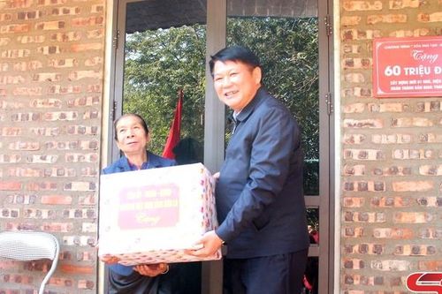 Quỳnh Nhai trao nhà tình nghĩa cho hộ nghèo