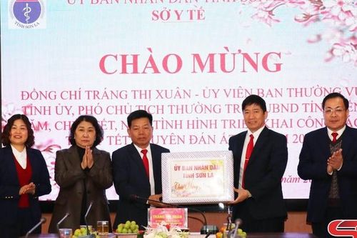 Đồng chí Phó Chủ tịch Thường trực UBND tỉnh chúc Tết ngành Y tế